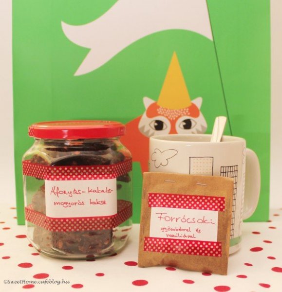 Vörösáfonyás-földimogyorós-kakaós keksz és vaníliás-gyömbéres forrócsoki csomagban