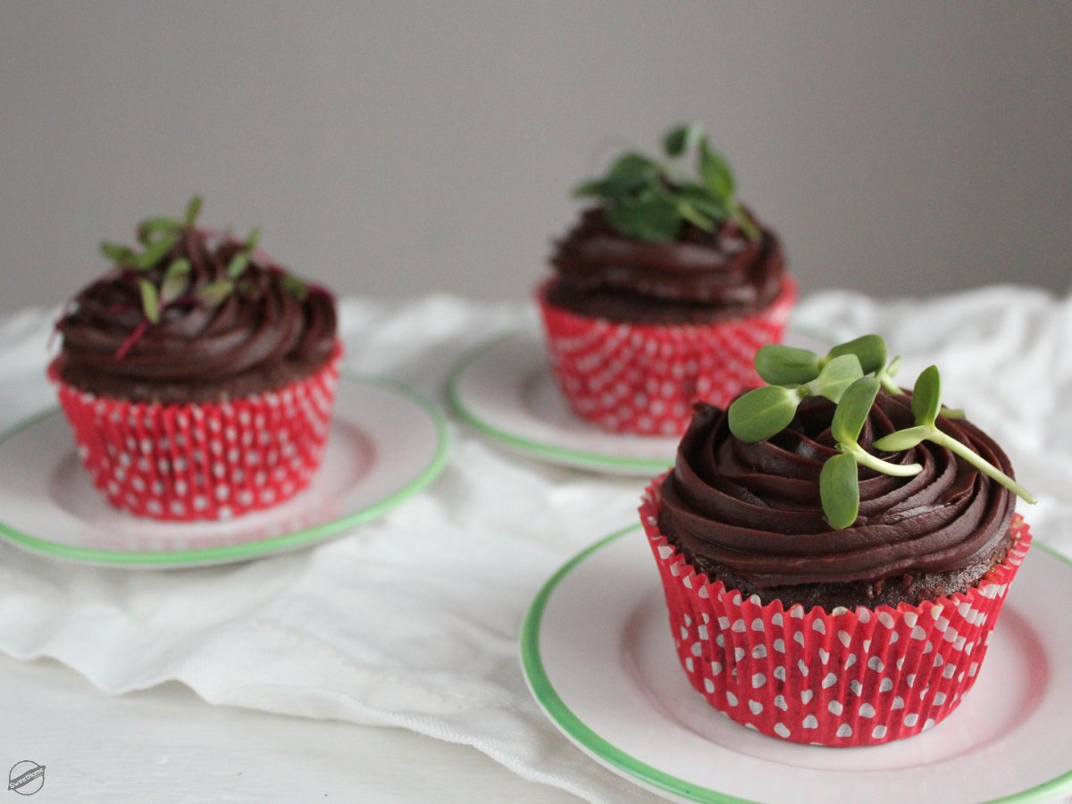 Körtés-csokis cupcake mikrozöldekkel